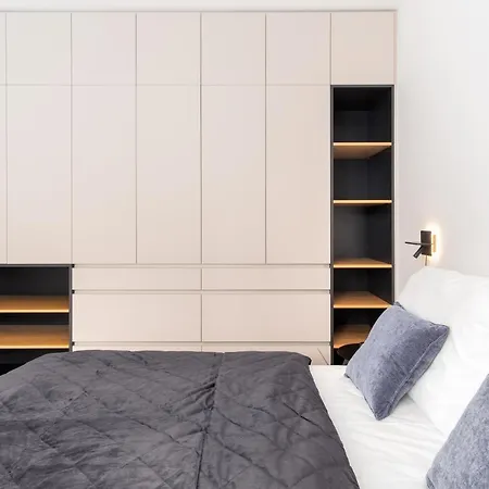 Days - Premium - Balcony Apartment Prag