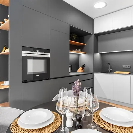 Days - Premium - Balcony Apartment *
